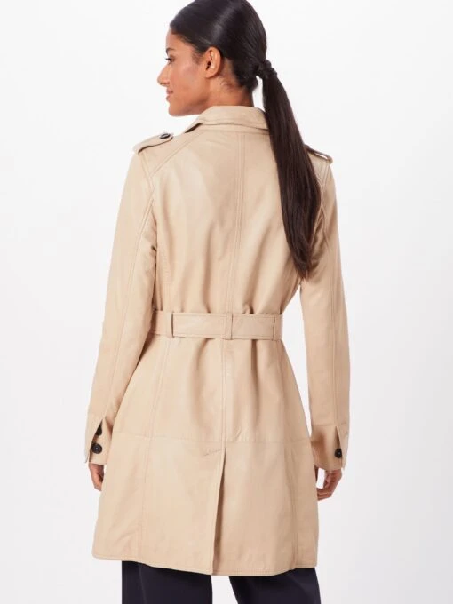 Maze Trenchcoats Tussenmantel Culima Dames Beige -Kledingwinkel 2c25a15b01fd1ee33844e16dc033bc1a scaled