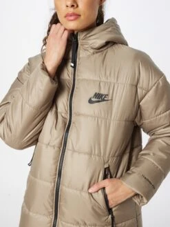 Nike Sportswear Wintermantels Wintermantel Dames Olijfgroen -Kledingwinkel 94ba945f90a61f09733f0d4fe3545b20