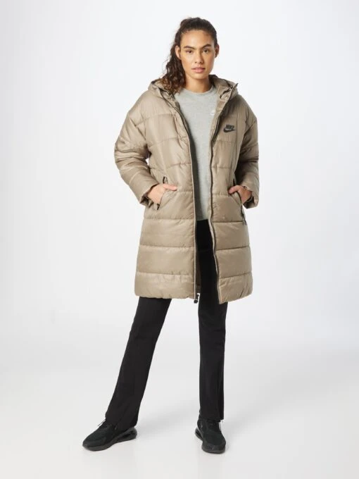 Nike Sportswear Wintermantels Wintermantel Dames Olijfgroen -Kledingwinkel f5832d80f74480c1033a871480b6fc19 scaled